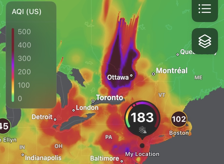 An air quality map showing very bad air quality in Canada and the northeastern USA.